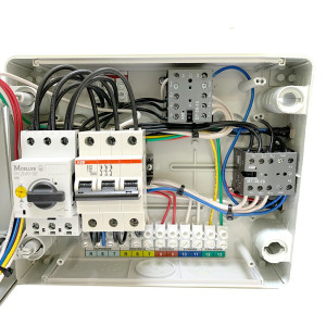 Danfoss 191U8005 Caja de Control con Deshielo Electrico 9 Hp a 13.5 Hp 220V/50-60Hz Arrancador Moeller PKMZ0-32, Braker ABB S203 C 50, Caja ABB 1275 IP65, EKC102D, 2 x EKS 211 084B4403 1.5m 191U8005

